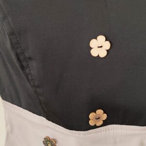 sukienka klasyczna czerń w duecie z beżem i kwiatową nutą