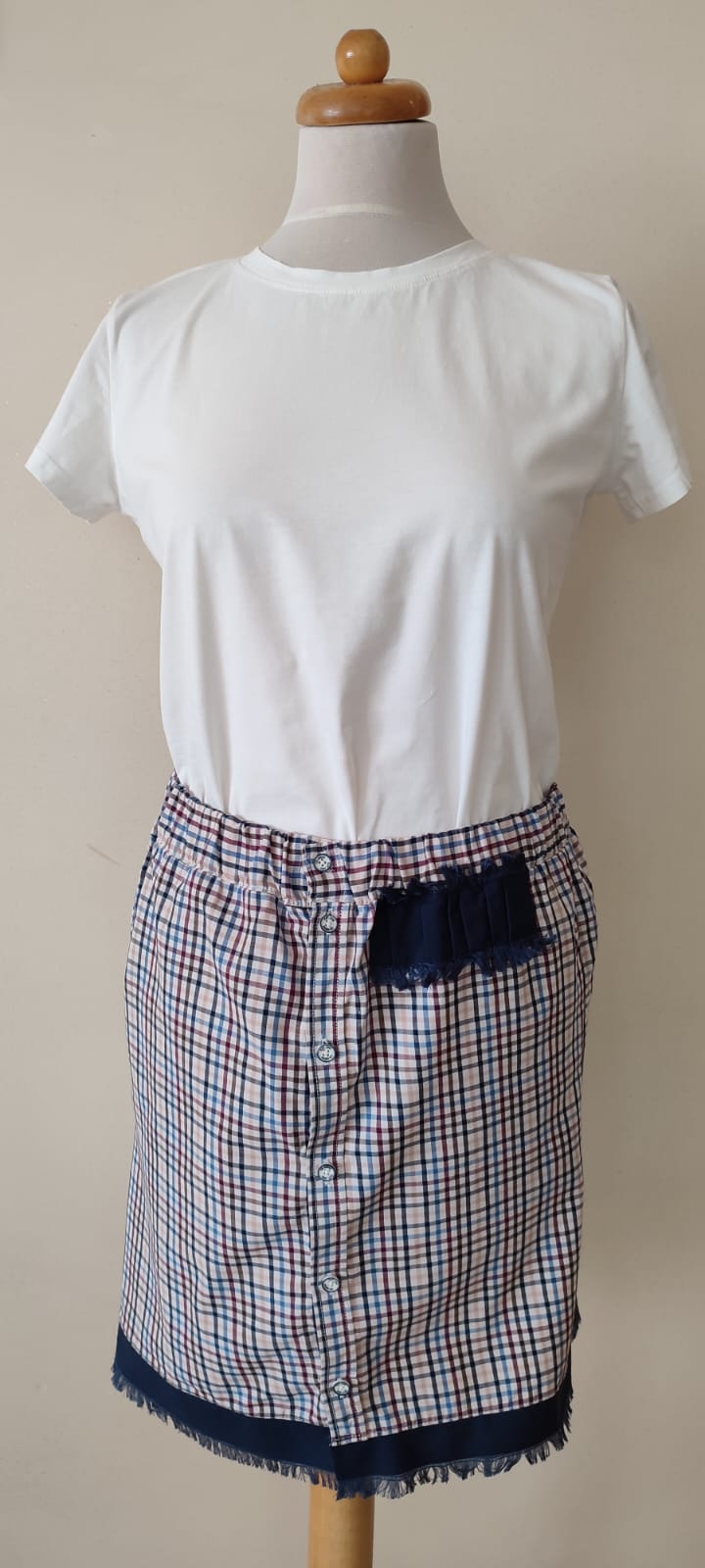 spódnica kratka, falbana i elegancja w ruchu spódnica kratka, falbana i elegancja w ruchu