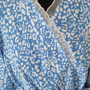 niebieska sukienka w białe cętki, z paskiem i ozdobnym kołnierzem 