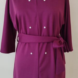 sukienka purpurowa z długim rękawem i paskiem