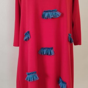 sukienka rubinowa elegancja i geometryczny dekolt z tyłu