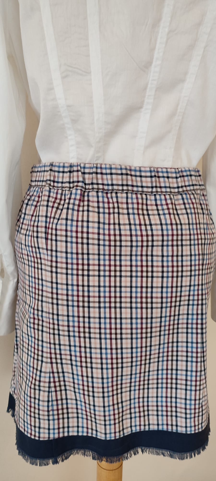 spódnica kratka, falbana i elegancja w ruchu spódnica kratka, falbana i elegancja w ruchu