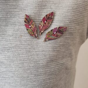 sukienka sportowy luz z eleganckim akcentem przy szyi