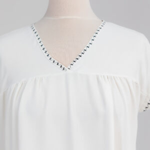 sukienka biała z czarną aplikacją