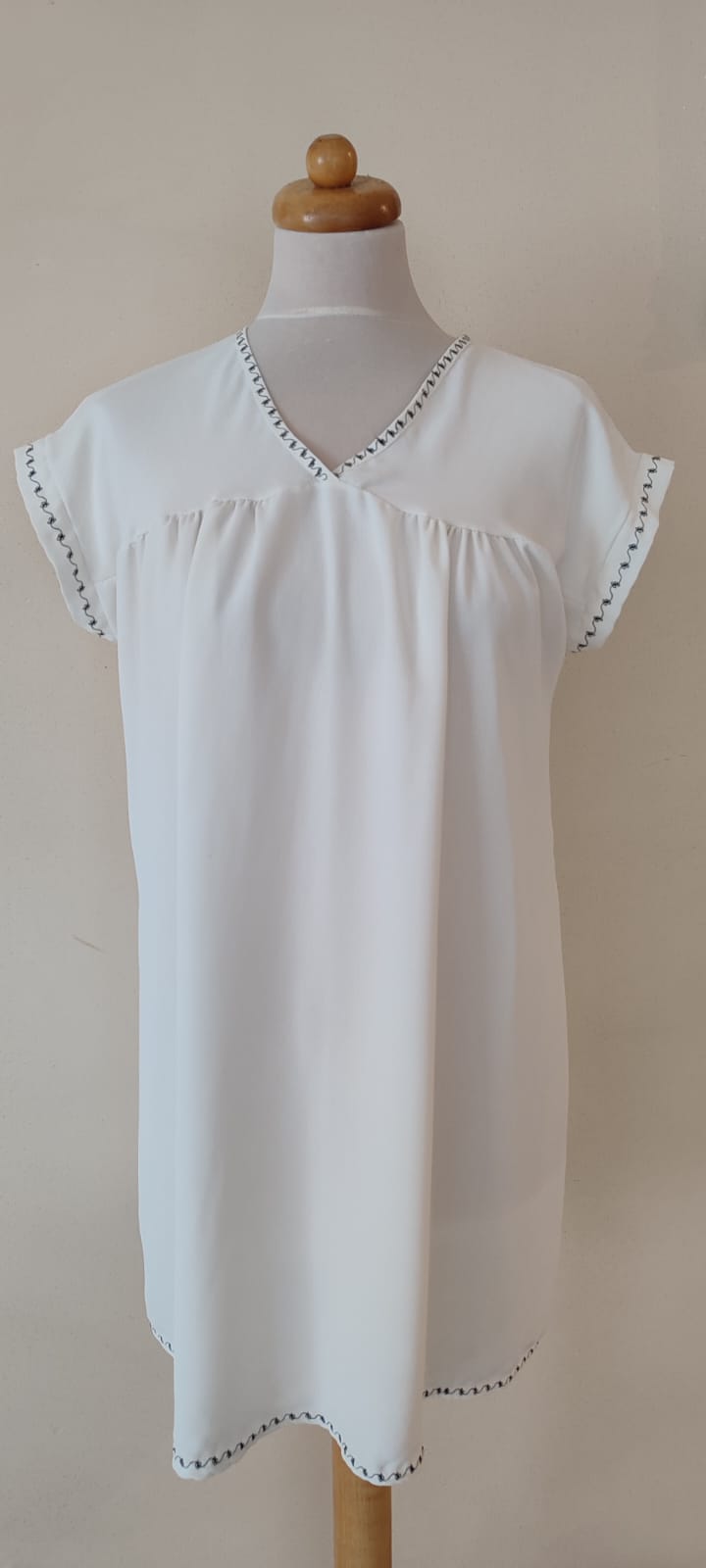 sukienka biała z czarną aplikacją sukienka biała z czarną aplikacją