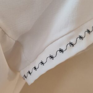 sukienka biała z czarną aplikacją