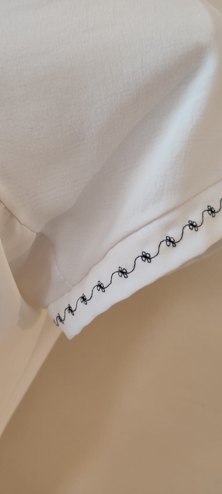 sukienka biała z czarną aplikacją sukienka biała z czarną aplikacją