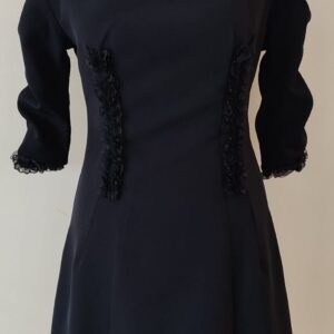 sukienka czarna z falbanami i drapowaniem