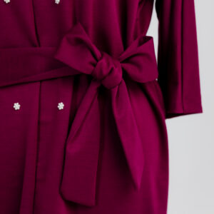 sukienka purpurowa z długim rękawem i paskiem