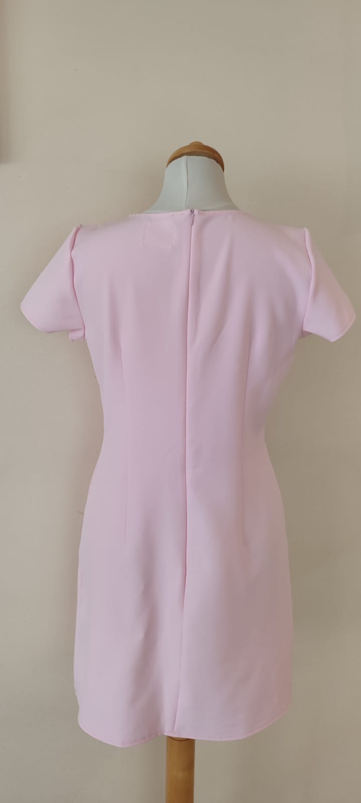 sukienka pudrowy róż z wyjątkowym akcentem sukienka pudrowy róż z wyjątkowym akcentem