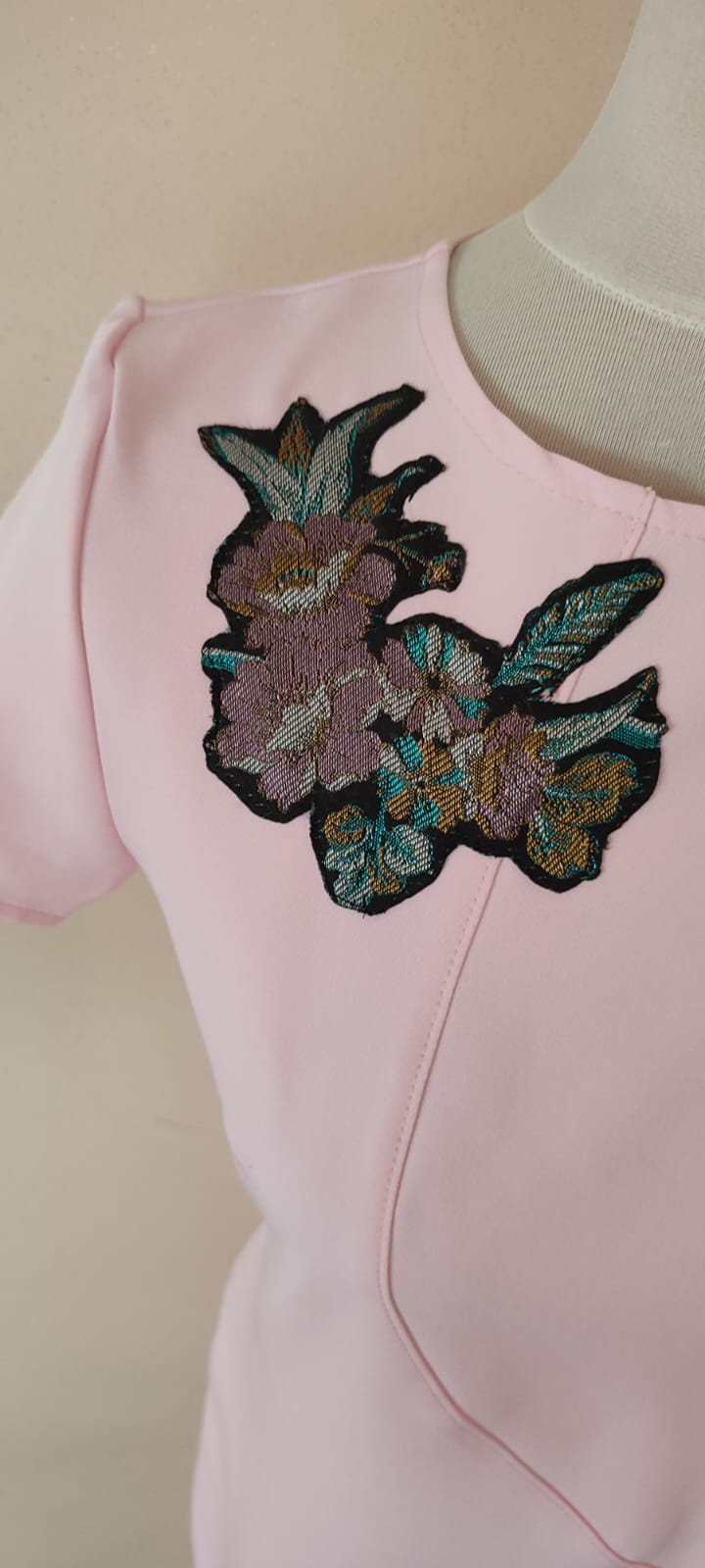 sukienka pudrowy róż z wyjątkowym akcentem sukienka pudrowy róż z wyjątkowym akcentem