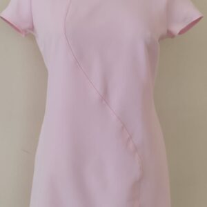 sukienka pudrowy róż z wyjątkowym akcentem