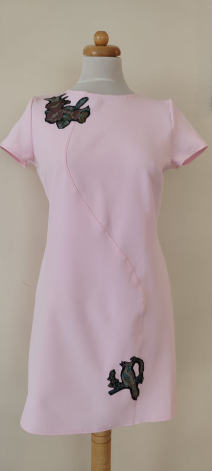 sukienka pudrowy róż z wyjątkowym akcentem sukienka pudrowy róż z wyjątkowym akcentem