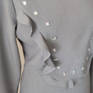 sukienka szara z falbanką i kryształkami