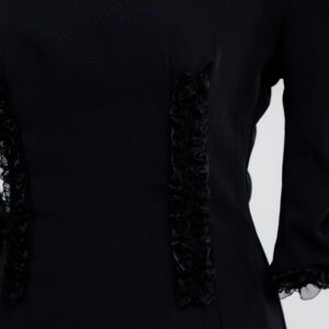 sukienka czarna z falbanami i drapowaniem