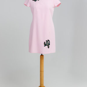 sukienka pudrowy róż z wyjątkowym akcentem