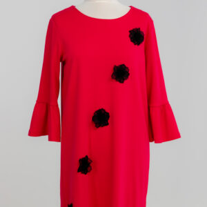 sukienka różowa z czarnymi kwiatkami, rękaw 3/4