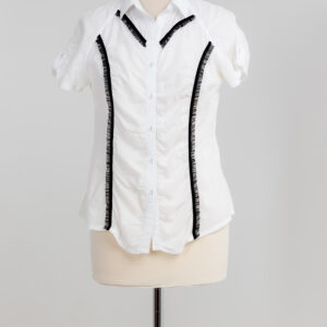 biała bluzka z kontrastowym marszczeniem