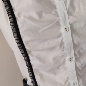 biała bluzka z kontrastowym marszczeniem