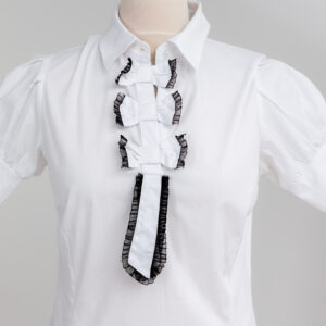 biała bluzka z rzemieślniczym detalem