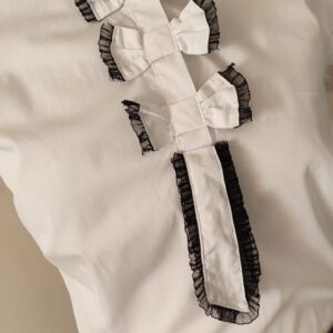 biała bluzka z rzemieślniczym detalem