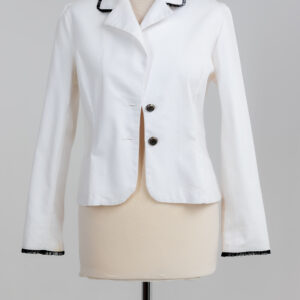 biały żakiet z koronkowym akcentem