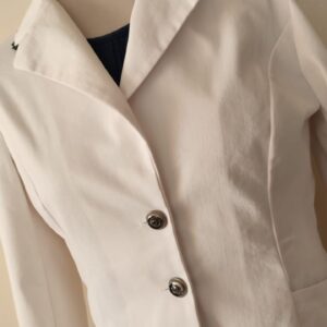 biały żakiet z koronkowym akcentem