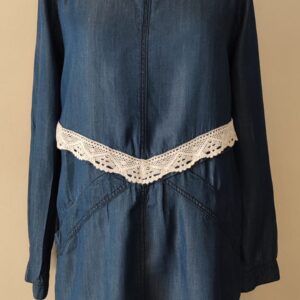 denimowa sukienka z koronkową talią