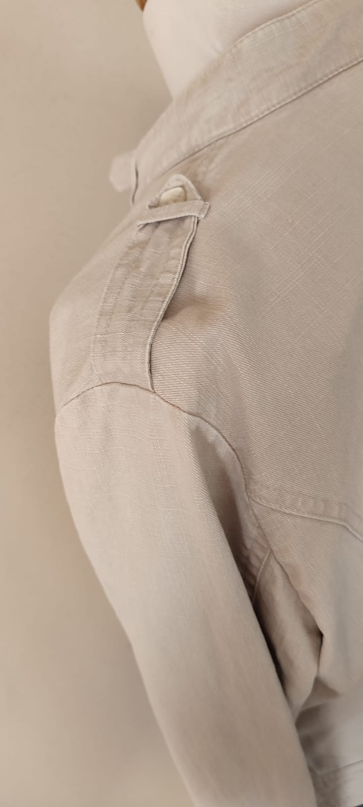 kurtka ecru z misiem naszywką w stylu streetwear kurtka ecru z misiem naszywką w stylu streetwear