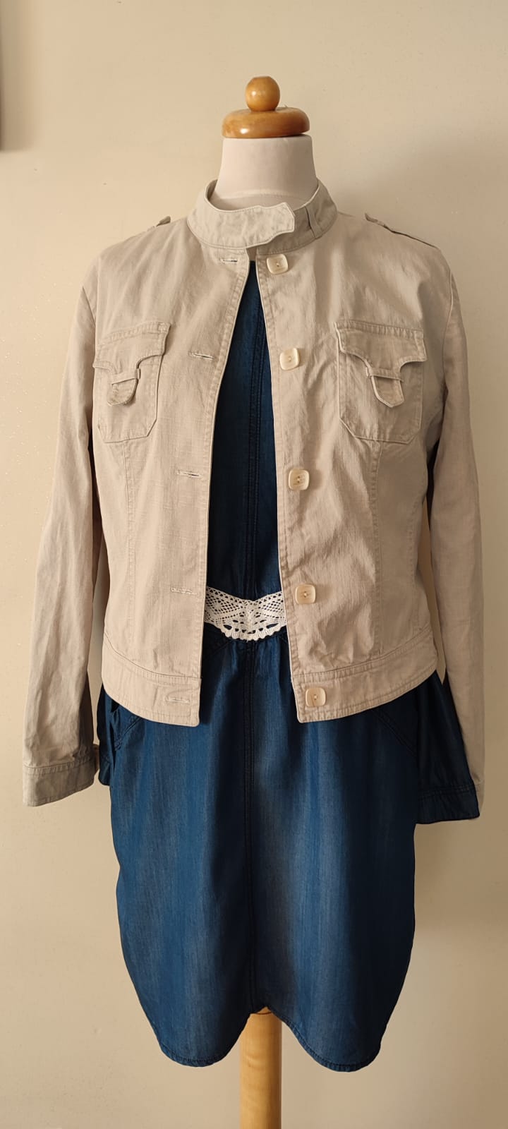 kurtka ecru z misiem naszywką w stylu streetwear kurtka ecru z misiem naszywką w stylu streetwear