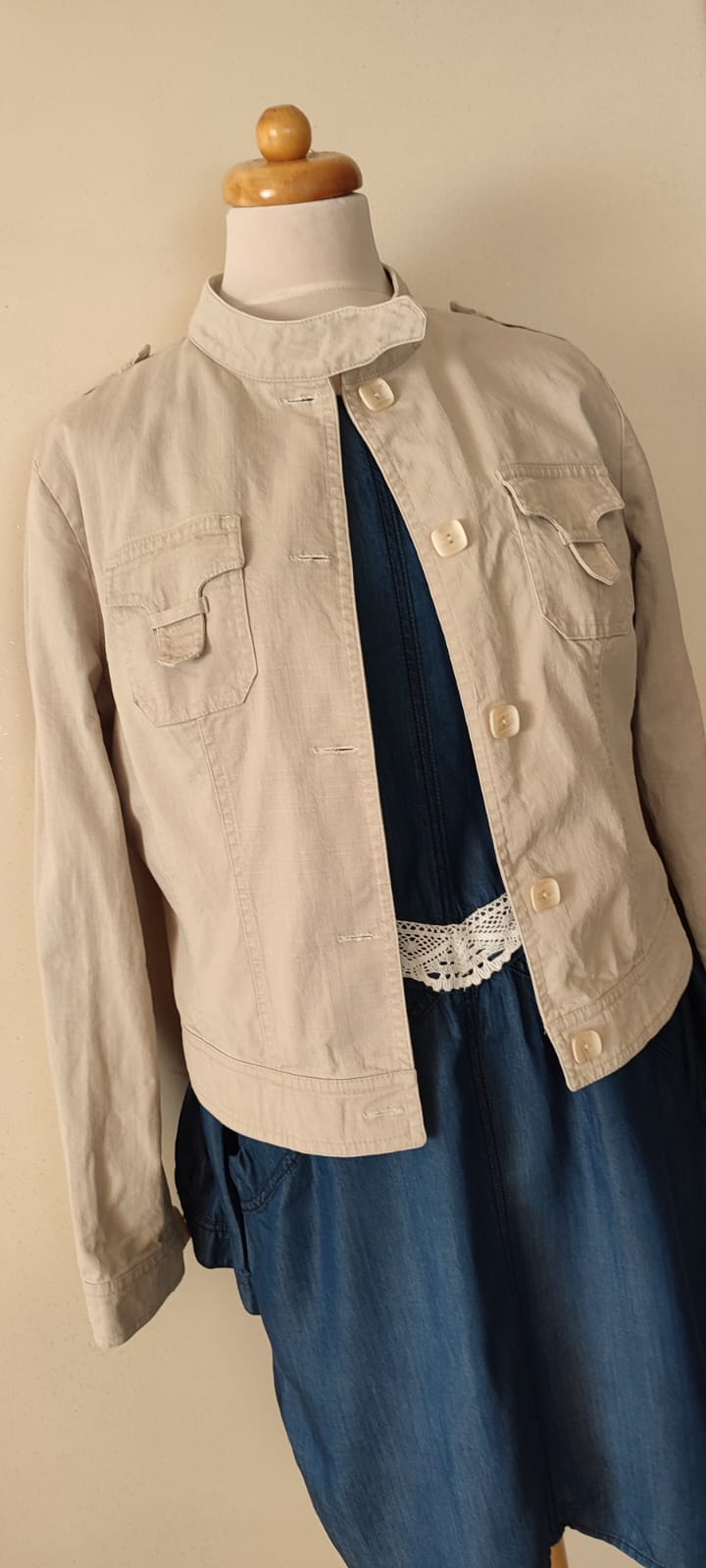 kurtka ecru z misiem naszywką w stylu streetwear kurtka ecru z misiem naszywką w stylu streetwear