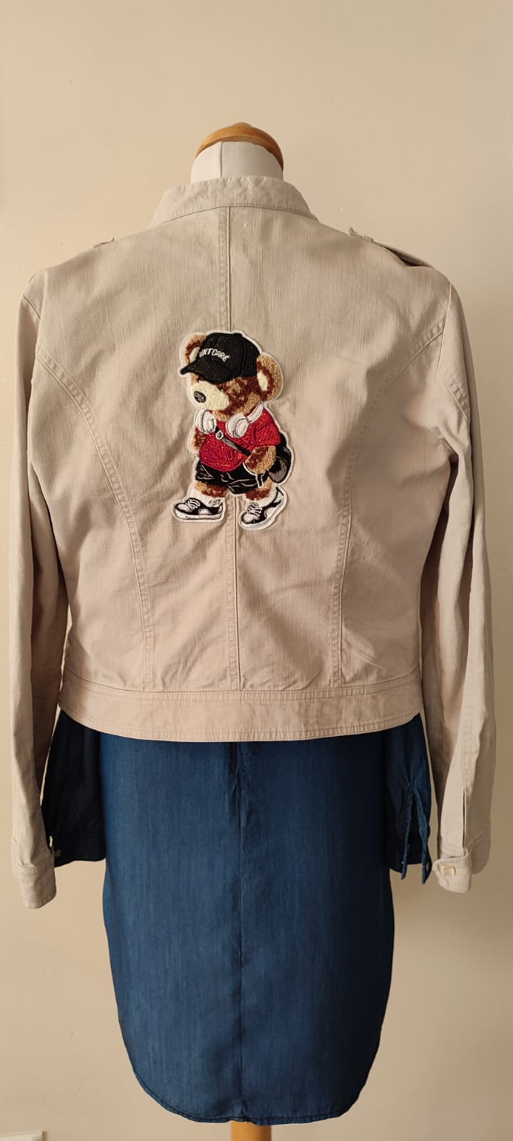 kurtka ecru z misiem naszywką w stylu streetwear kurtka ecru z misiem naszywką w stylu streetwear