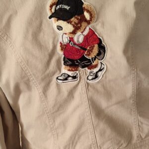 kurtka ecru z misiem naszywką w stylu streetwear