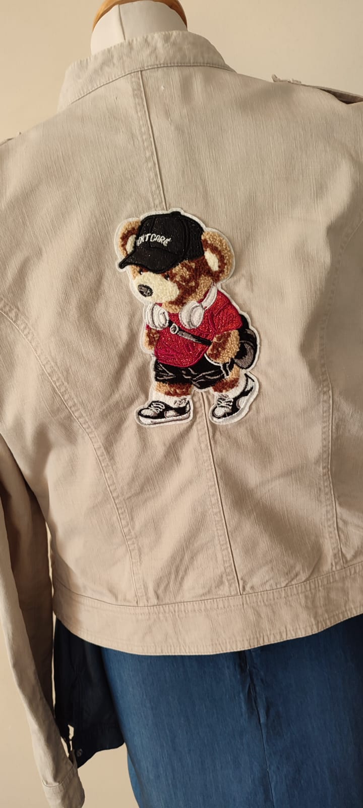 kurtka ecru z misiem naszywką w stylu streetwear kurtka ecru z misiem naszywką w stylu streetwear