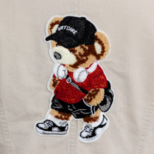 kurtka ecru z misiem naszywką w stylu streetwear