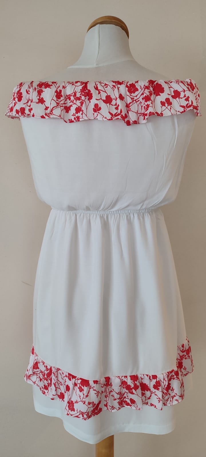 sukienka biała z falbankami i gumką w pasie sukienka biała z falbankami i gumką w pasie