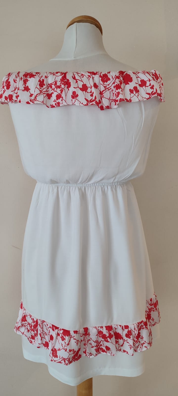 sukienka biała z falbankami i gumką w pasie sukienka biała z falbankami i gumką w pasie