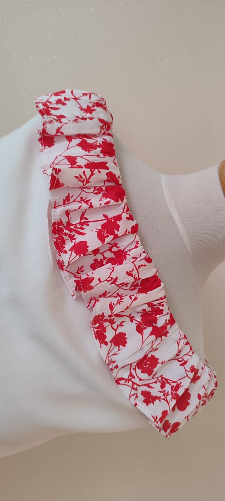 sukienka biała z falbankami i gumką w pasie sukienka biała z falbankami i gumką w pasie