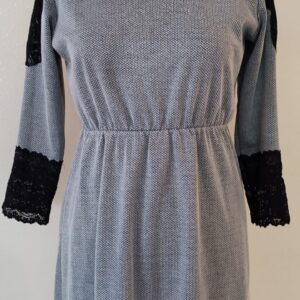 sukienka biało czarna z koronkowym akcentem