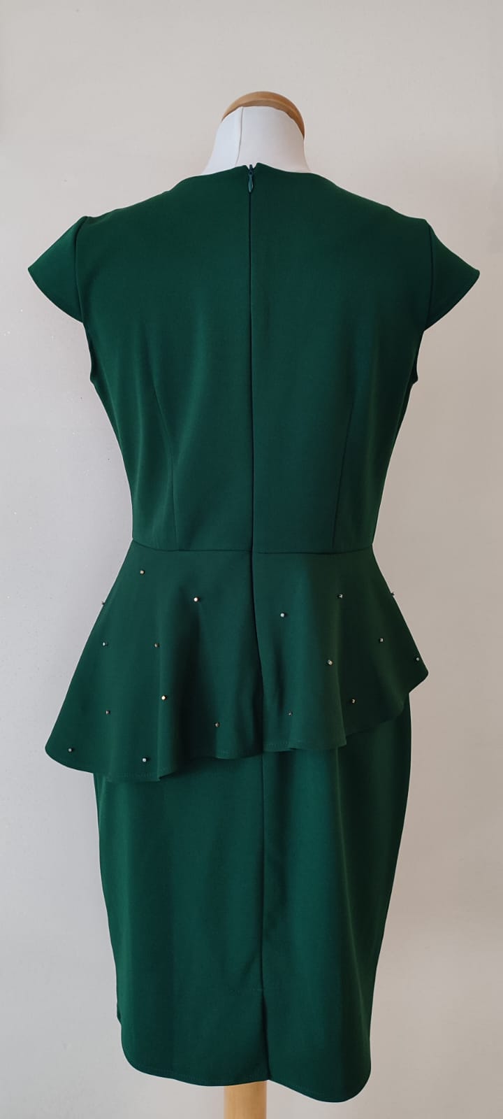 sukienka butelkowa z baskinką i złotem sukienka butelkowa z baskinką i złotem