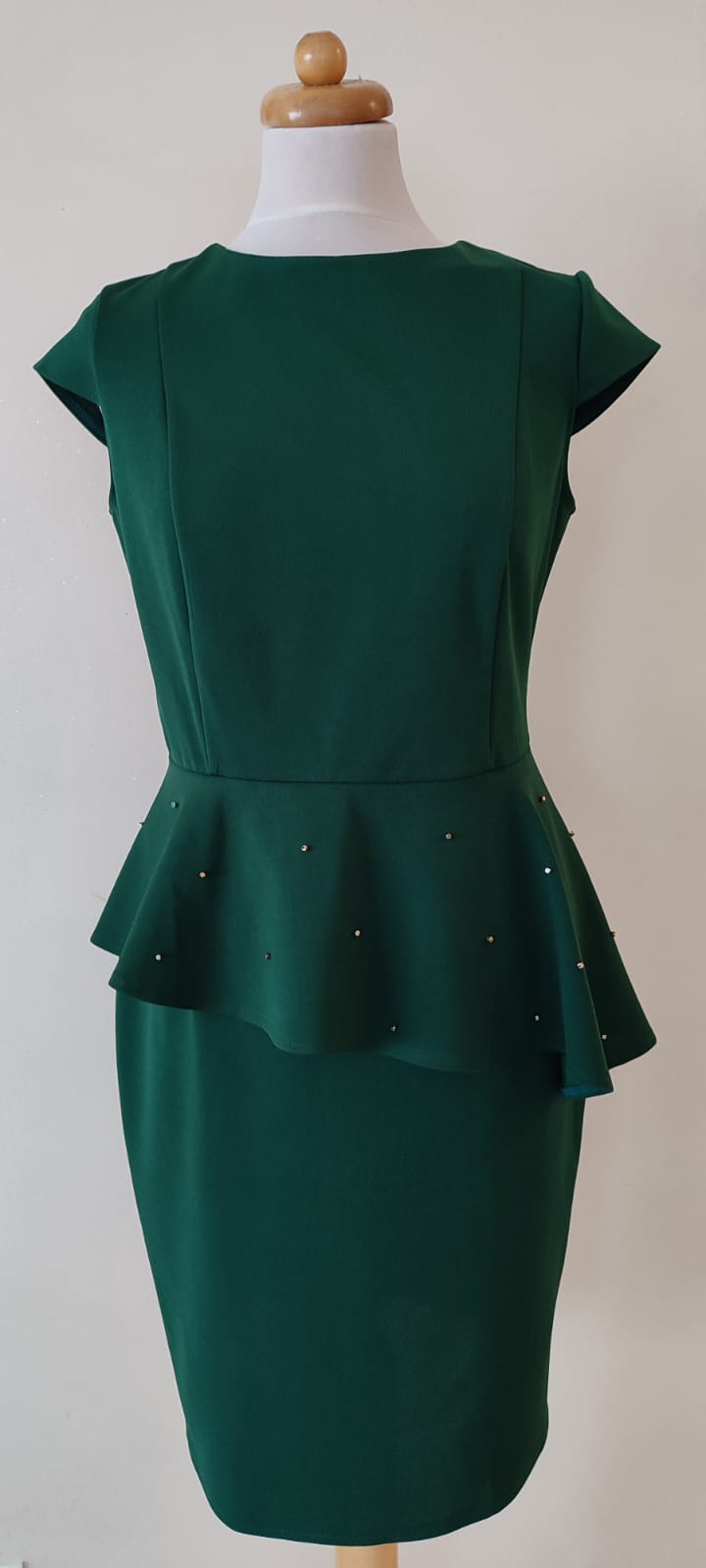 sukienka butelkowa z baskinką i złotem sukienka butelkowa z baskinką i złotem