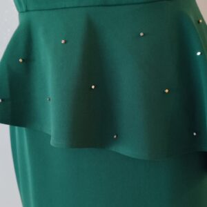 sukienka butelkowa z baskinką i złotem