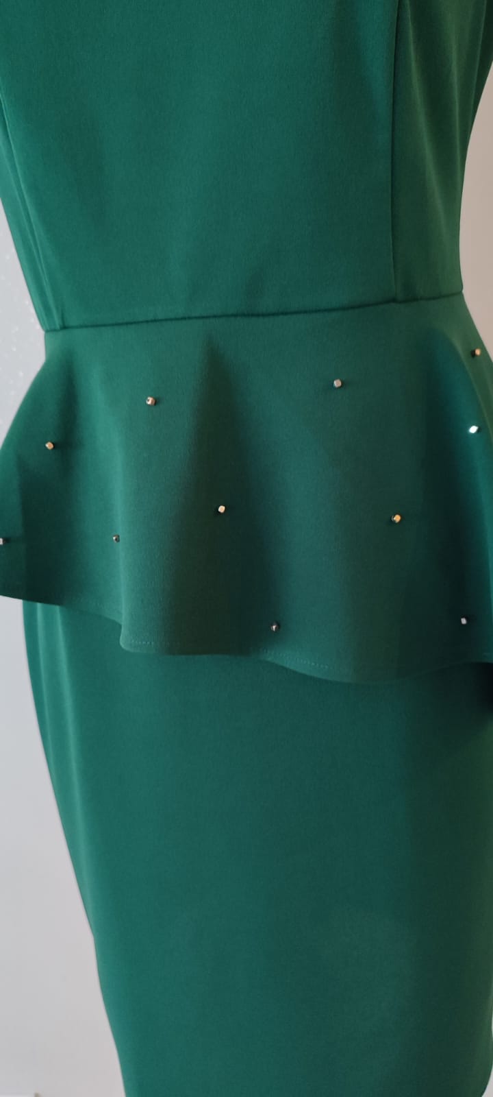 sukienka butelkowa z baskinką i złotem sukienka butelkowa z baskinką i złotem