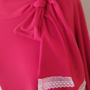 sukienka malinowa z wiązaniem pod szyją