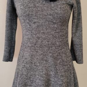 sukienka popielata z akcentem czarnej koronki