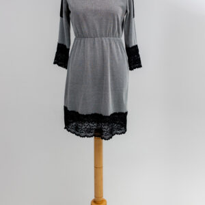 sukienka biało czarna z koronkowym akcentem