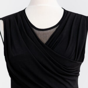 sukienka mała czarna z dynamicznymi frędzlami