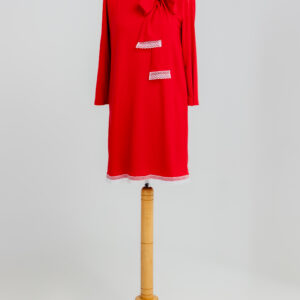 sukienka malinowa z wiązaniem pod szyją