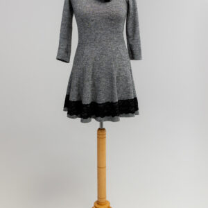 sukienka popielata z akcentem czarnej koronki