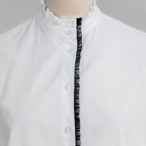 biała bluzka z romantycznymi mini falbankami